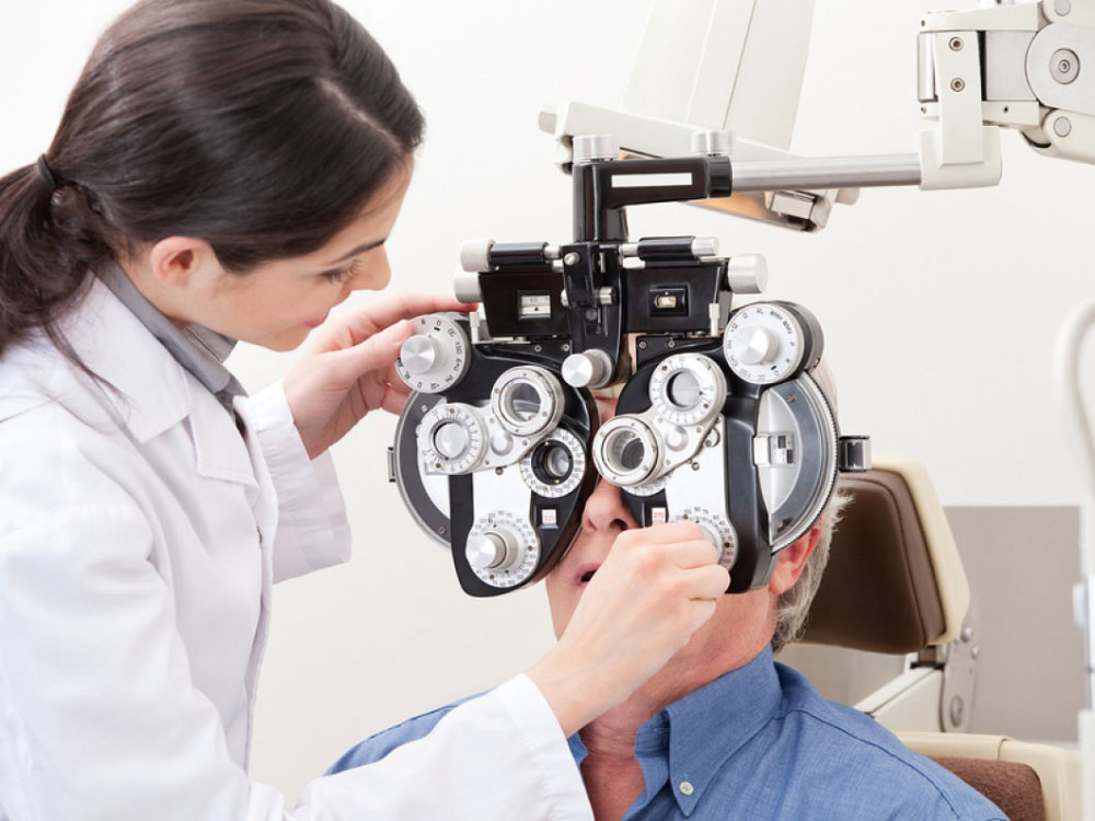 Optometrista realizando un examen de la vista a señor